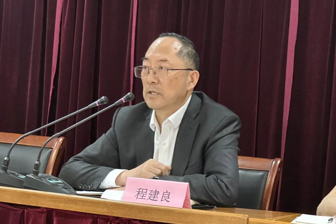 Changshu polüester pidas keskmise taseme kaadrite, inseneri- ja tehniliste töötajate ning turunduspersonali koosoleku